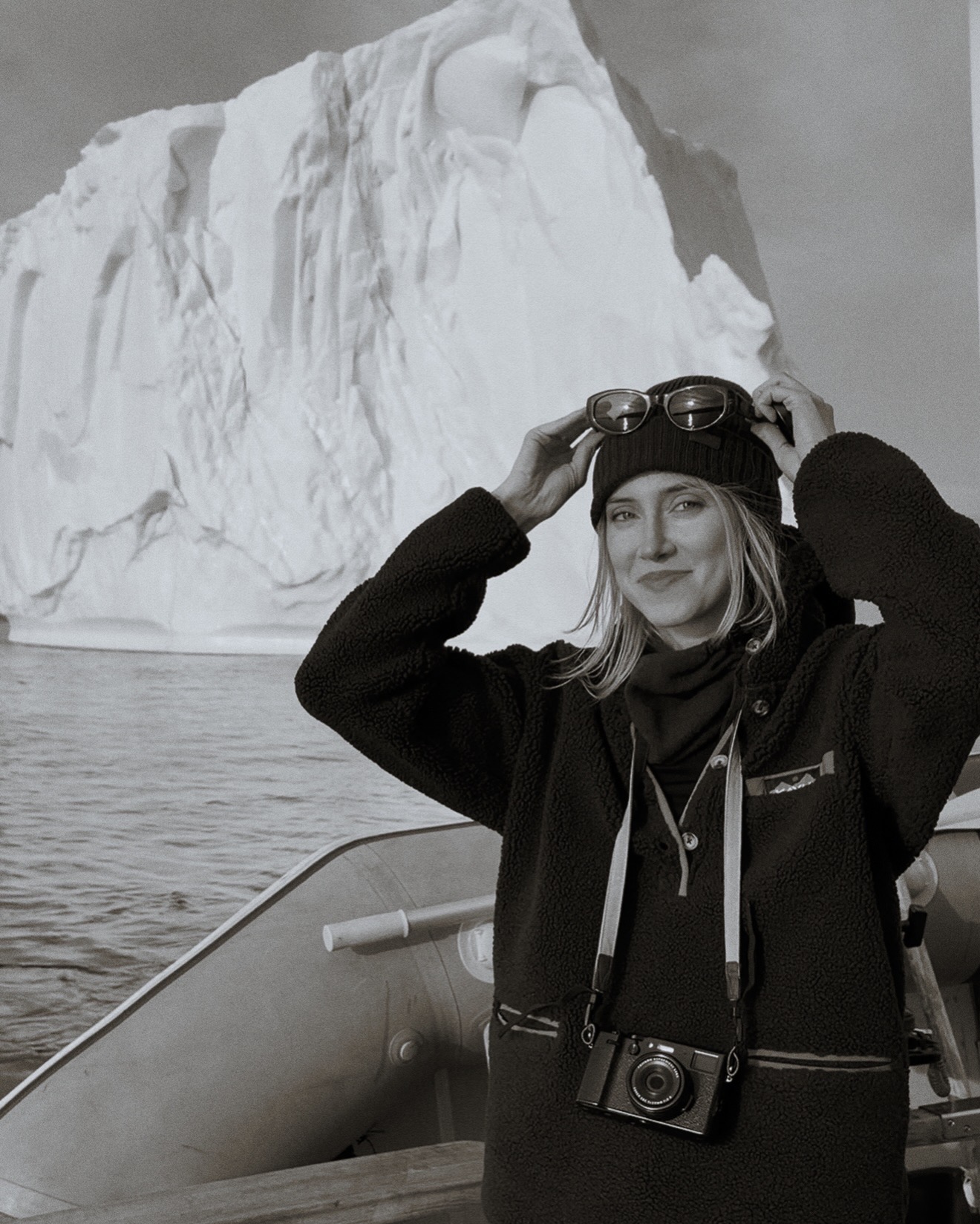 Sarah Brunner mit Kamera auf einem Boot